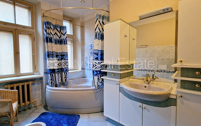 Fasādes māja, labiekārtota apzaļumota teritorija, bezmaksas stāvvieta pagalmā, ieeja no Rīga - foto 11