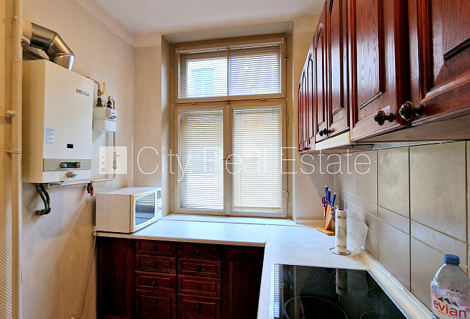 Fasādes māja, labiekārtota apzaļumota teritorija, bezmaksas stāvvieta pagalmā, ieeja no Rīga - foto 7