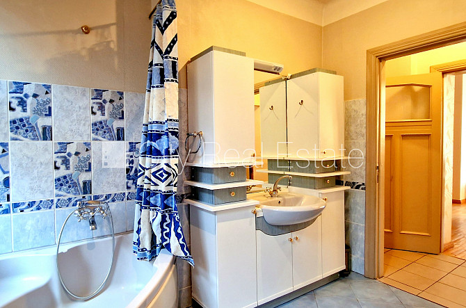 Fasādes māja, labiekārtota apzaļumota teritorija, bezmaksas stāvvieta pagalmā, ieeja no Rīga - foto 14