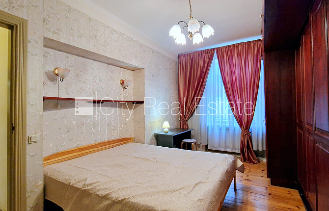 Fasādes māja, labiekārtota apzaļumota teritorija, bezmaksas stāvvieta pagalmā, ieeja no Rīga - foto 16