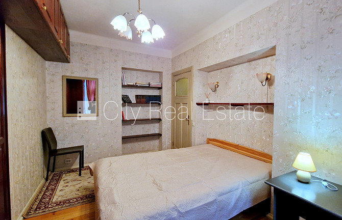 Fasādes māja, labiekārtota apzaļumota teritorija, bezmaksas stāvvieta pagalmā, ieeja no Rīga - foto 17