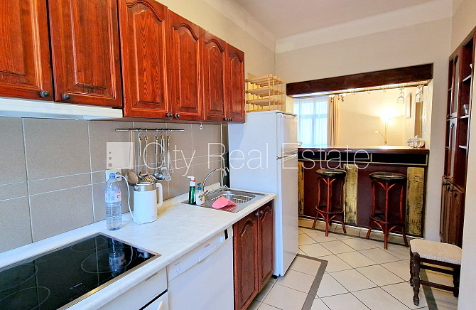 Fasādes māja, labiekārtota apzaļumota teritorija, bezmaksas stāvvieta pagalmā, ieeja no Rīga - foto 8