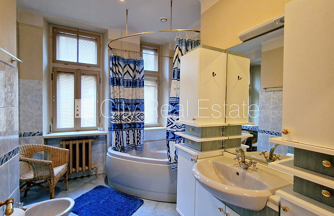 Fasādes māja, labiekārtota apzaļumota teritorija, bezmaksas stāvvieta pagalmā, ieeja no Rīga - foto 10