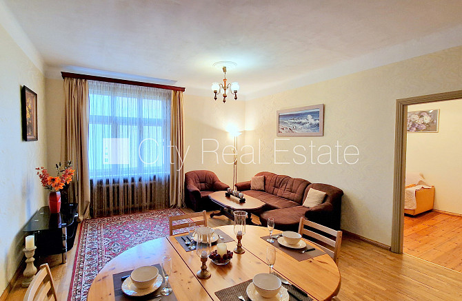 Fasādes māja, labiekārtota apzaļumota teritorija, bezmaksas stāvvieta pagalmā, ieeja no Rīga - foto 19