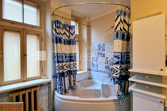 Fasādes māja, labiekārtota apzaļumota teritorija, bezmaksas stāvvieta pagalmā, ieeja no Rīga - foto 12