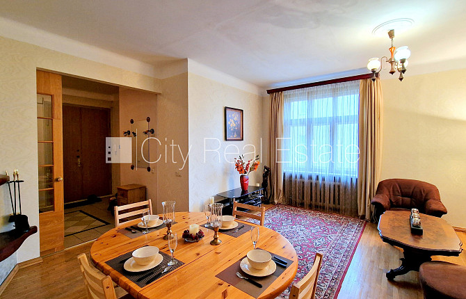 Fasādes māja, labiekārtota apzaļumota teritorija, bezmaksas stāvvieta pagalmā, ieeja no Rīga - foto 2