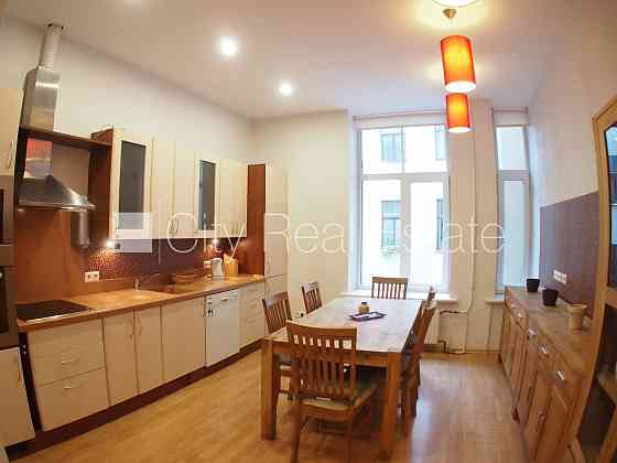 Здание во дворе, закрытый двор, платная стоянка, вход со двора, окна выходят в обе Rīga