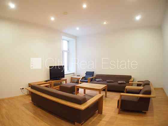 Здание во дворе, закрытый двор, платная стоянка, вход со двора, окна выходят в обе Rīga