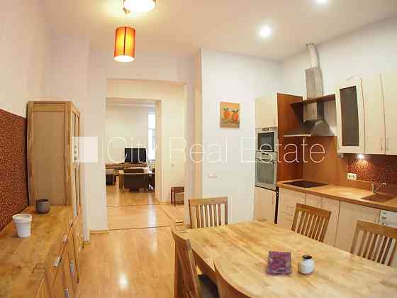 Здание во дворе, закрытый двор, платная стоянка, вход со двора, окна выходят в обе Rīga