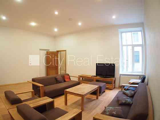 Здание во дворе, закрытый двор, платная стоянка, вход со двора, окна выходят в обе Rīga