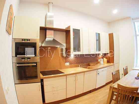 Здание во дворе, закрытый двор, платная стоянка, вход со двора, окна выходят в обе Rīga