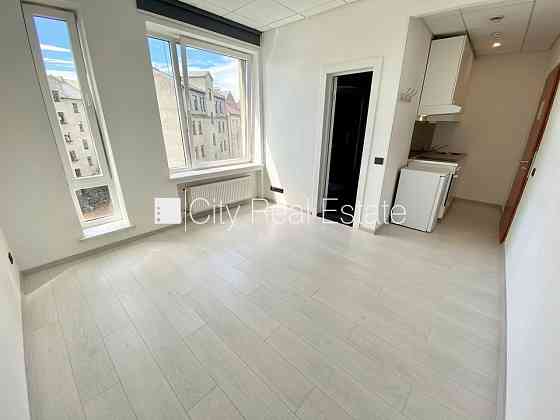 Фасадный дом, реновированный дом, вход с улицы, лифт, лестничная клетка после Rīga