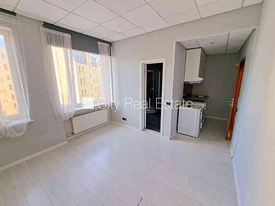 Фасадный дом, реновированный дом, вход с улицы, лифт, лестничная клетка после Rīga