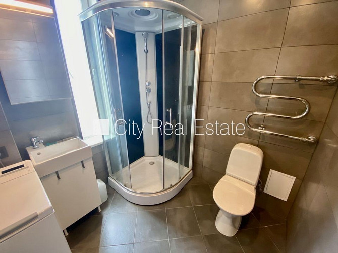 Fasādes māja, renovēta māja, ieeja no ielas, ir lifts, kāpņu telpa pēc kapitālā remonta, Rīga - foto 8