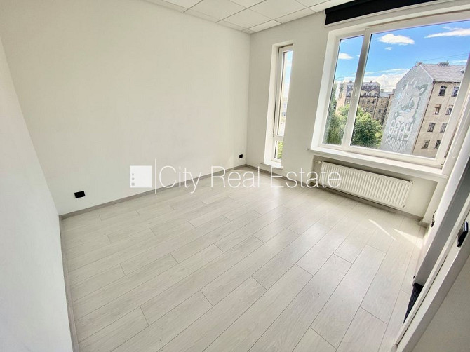 Fasādes māja, renovēta māja, ieeja no ielas, ir lifts, kāpņu telpa pēc kapitālā remonta, Rīga - foto 2