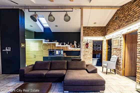 Фасадный дом, реновированный дом, вход с улицы, лифт, терасса, окна выходят в обе Rīga