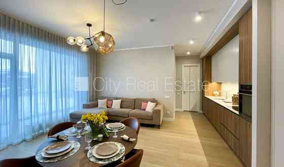 Новостройка, благоустроенная озеленённая территория, место для машины, Rīga