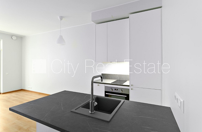 Renovēta māja, apsaimniekošanas maksa mēnesī 91,74 EUR, labiekārtots apzaļumots pagalms, Rīga - foto 1