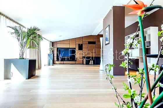 Фасадный дом, реновированный дом, благоустроенная озеленённая территория, Рига