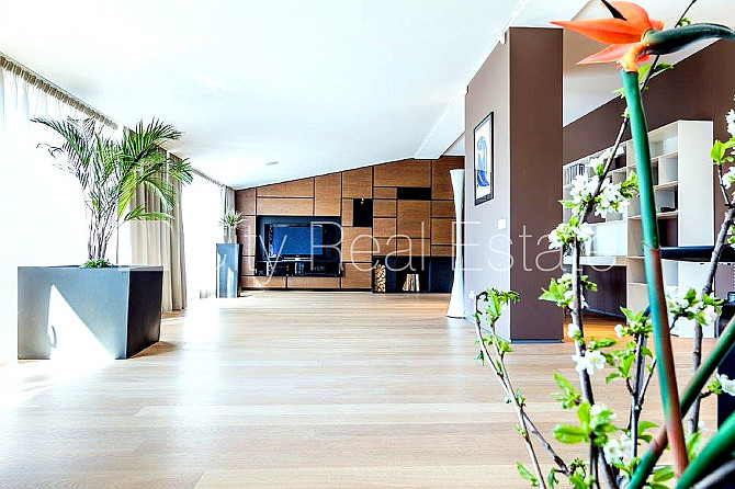 Fasādes māja, renovēta māja, labiekārtota apzaļumota teritorija, iespēja nomāt pazemes Rīga - foto 1