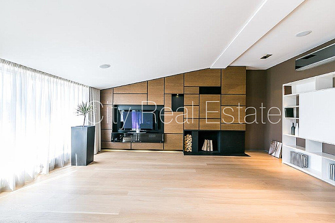 Fasādes māja, renovēta māja, labiekārtota apzaļumota teritorija, iespēja nomāt pazemes Rīga - foto 2