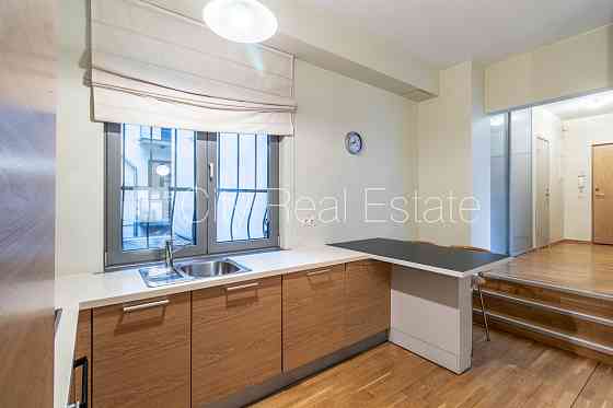 Проект - Kalpaka Residence, реновированный дом, территория обнесена забором, вход с улицы, Рига