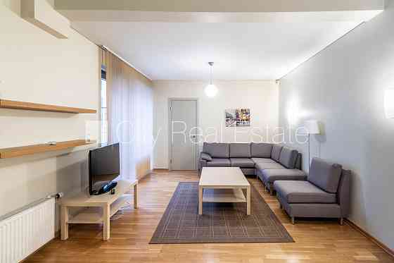 Проект - Kalpaka Residence, реновированный дом, территория обнесена забором, вход с улицы, Рига