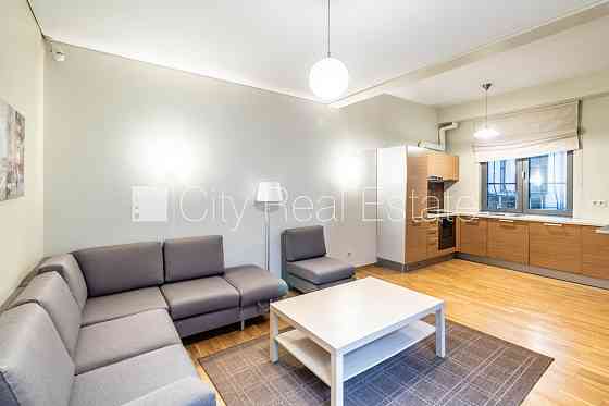 Проект - Kalpaka Residence, реновированный дом, территория обнесена забором, вход с улицы, Рига