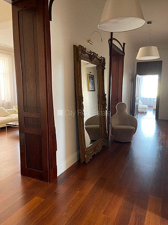 Фасадный дом, закрытый двор, место для машины, вход со двора, апартаменты люкс 161 Рига - изображение 20