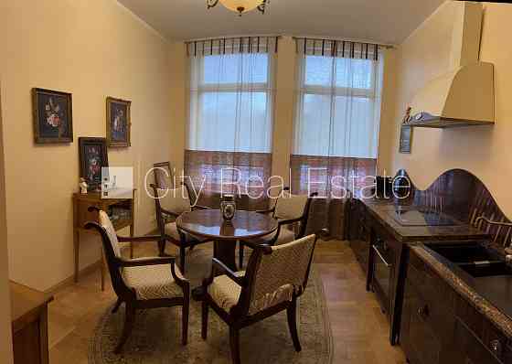 Новостройка, фасадный дом, закрытый двор, места для нескольких машин, вход с Rīga