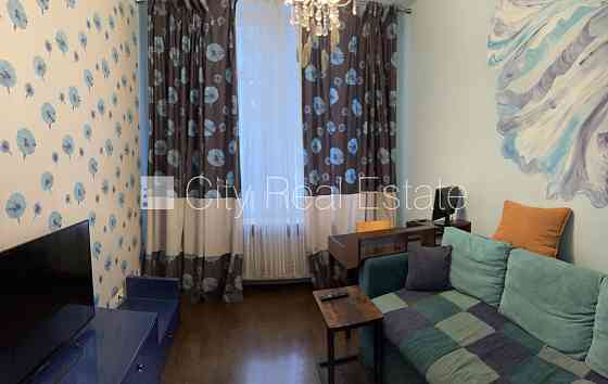 Новостройка, фасадный дом, закрытый двор, места для нескольких машин, вход с Rīga