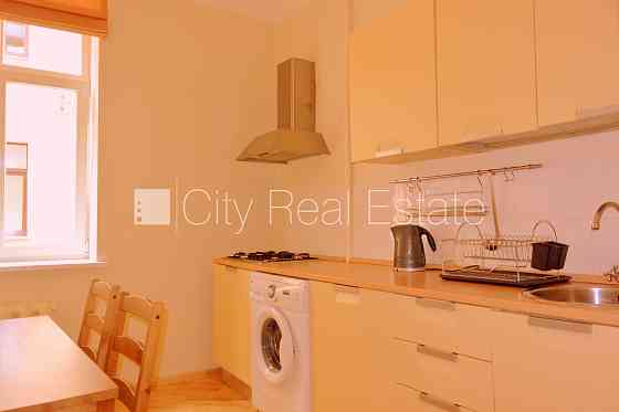 Фасадный дом, реновированный дом, закрытый двор, вход с улицы, лестничная клетка Рига