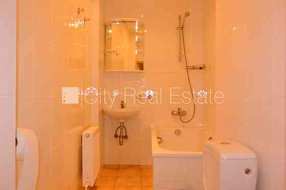 Фасадный дом, реновированный дом, закрытый двор, вход с улицы, лестничная клетка Рига