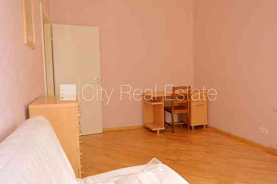 Фасадный дом, реновированный дом, закрытый двор, вход с улицы, лестничная клетка Рига