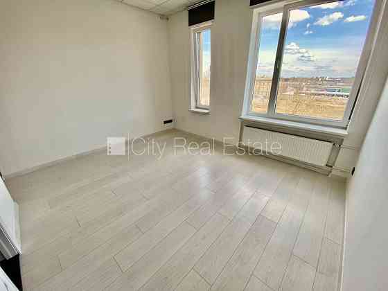 Фасадный дом, реновированный дом, закрытый двор, вход с улицы, лифт, лестничная Рига