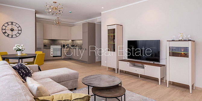 Новостройка, фасадный дом, зеленая территория, благоустроенная озеленённая Юрмала - изображение 1