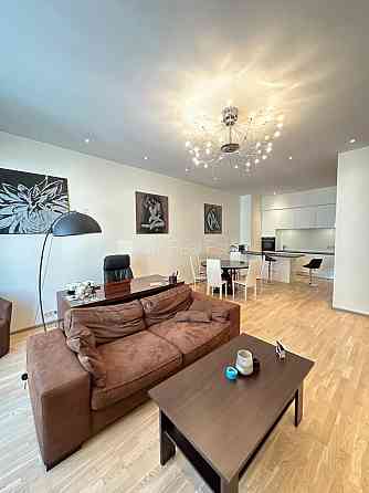 Фасадный дом, реновированный дом, вход с улицы, лифт, лестничная клетка после Рига