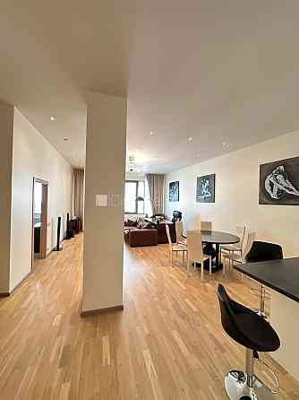 Фасадный дом, реновированный дом, вход с улицы, лифт, лестничная клетка после Рига