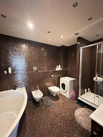 Фасадный дом, реновированный дом, вход с улицы, лифт, лестничная клетка после Рига - изображение 14