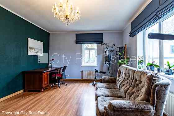 Реновированный дом, стены из керамзитных блоков, благоустроенная озеленённая Юрмала