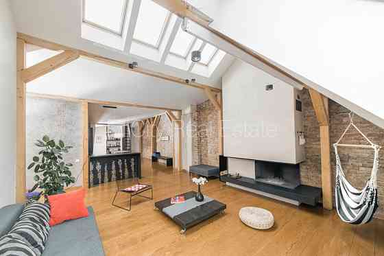 Фасадный дом, мансарда, лестничная клетка после капитального ремонта, Рига