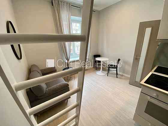 Фасадный дом, реновированный дом, закрытый двор, вход с улицы, лестничная клетка Рига