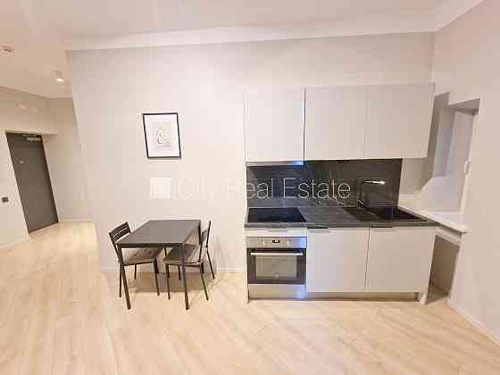 Фасадный дом, реновированный дом, закрытый двор, вход с улицы и со двора, лифт, Рига