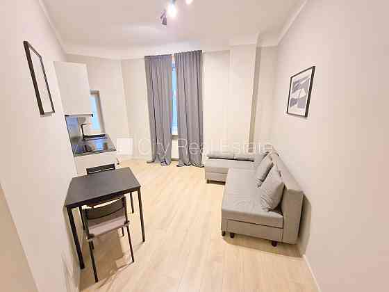 Фасадный дом, реновированный дом, закрытый двор, вход с улицы и со двора, лифт, Рига