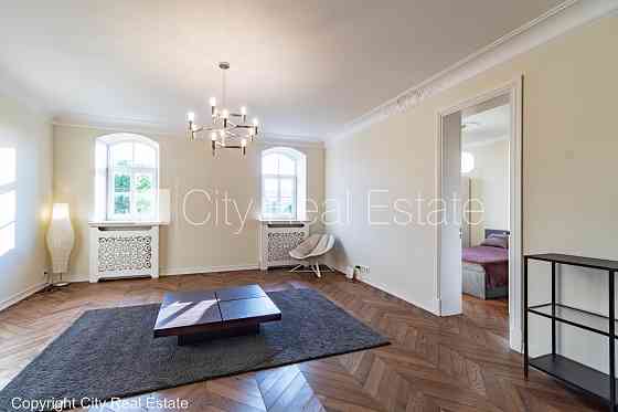 Фасадный дом, реновированный дом, вход с улицы, окна выходят на улицу, Rīga