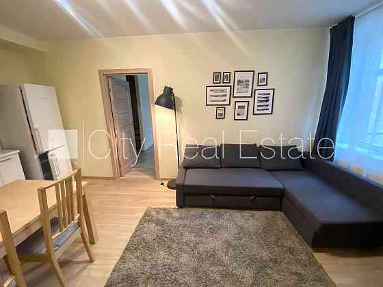 Дом во дворе, закрытый двор, лестничная клетка после капитального ремонта, Рига