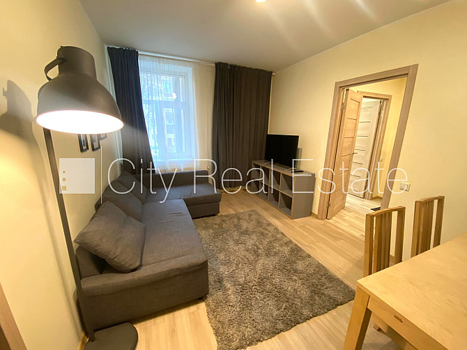 Дом во дворе, закрытый двор, лестничная клетка после капитального ремонта, Рига - изображение 3