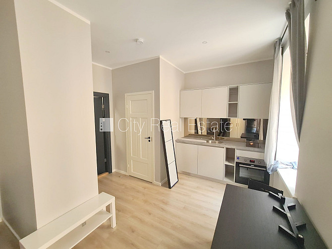 Фасадный дом, реновированный дом, вход с улицы, лестничная клетка после Рига - изображение 1