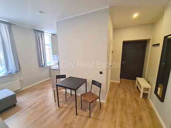 Здание во дворе, реновированный дом, закрытый двор, вход с улицы и со двора, Rīga