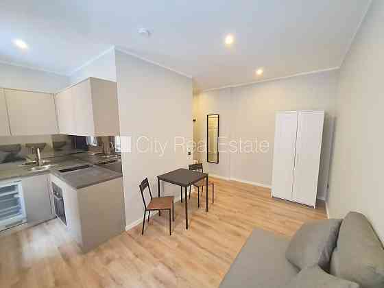 Здание во дворе, реновированный дом, закрытый двор, вход с улицы и со двора, Rīga